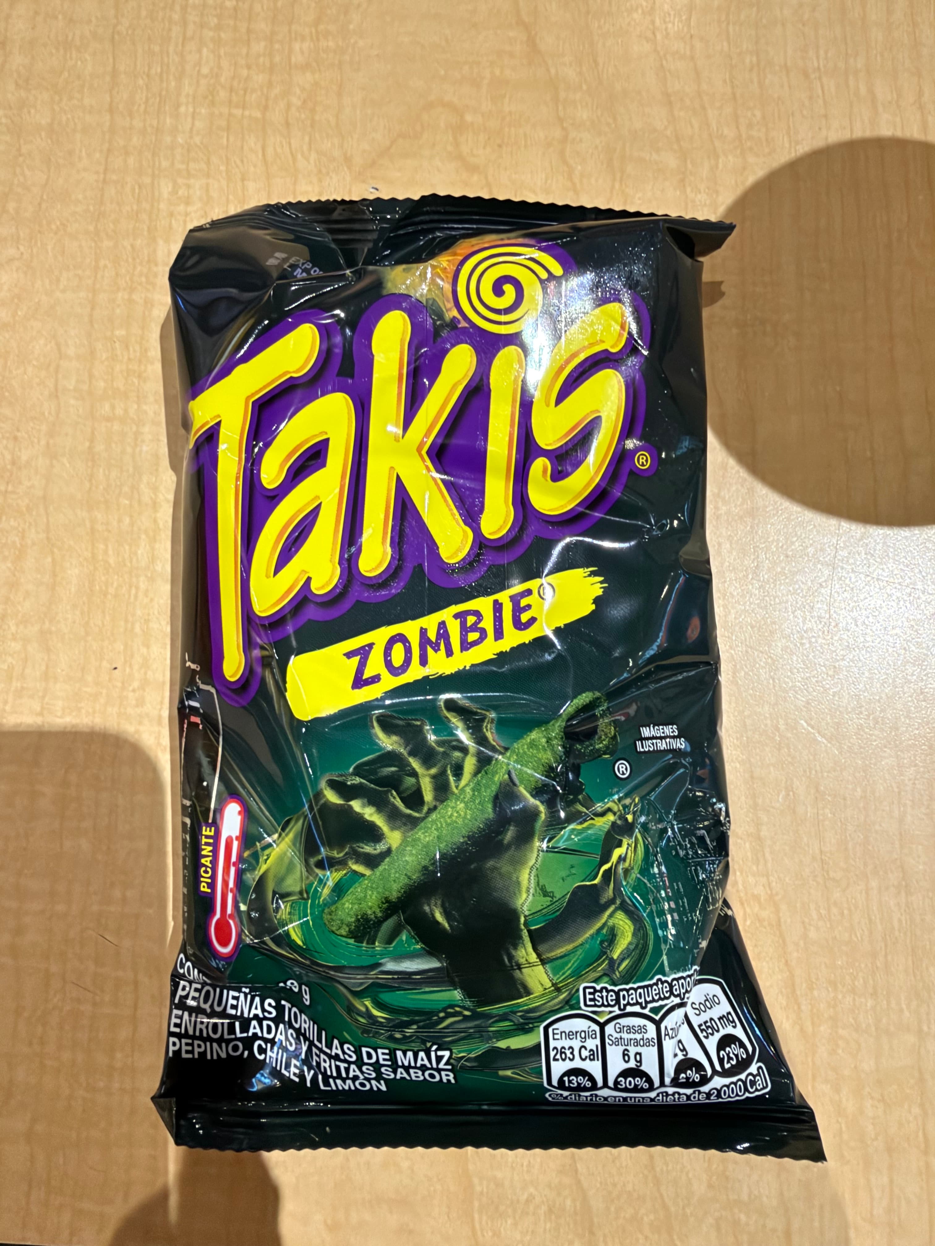 Takis Zombie, boquitas de tortillas de maíz sabor pepino, chile y limón